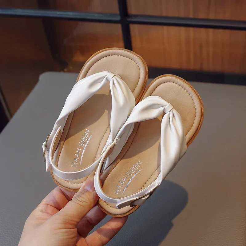Sneakers Baby girl sandals with simple flip cover unique Japanese style childrens casual shoes boys summer beach shoes all competitions H241221