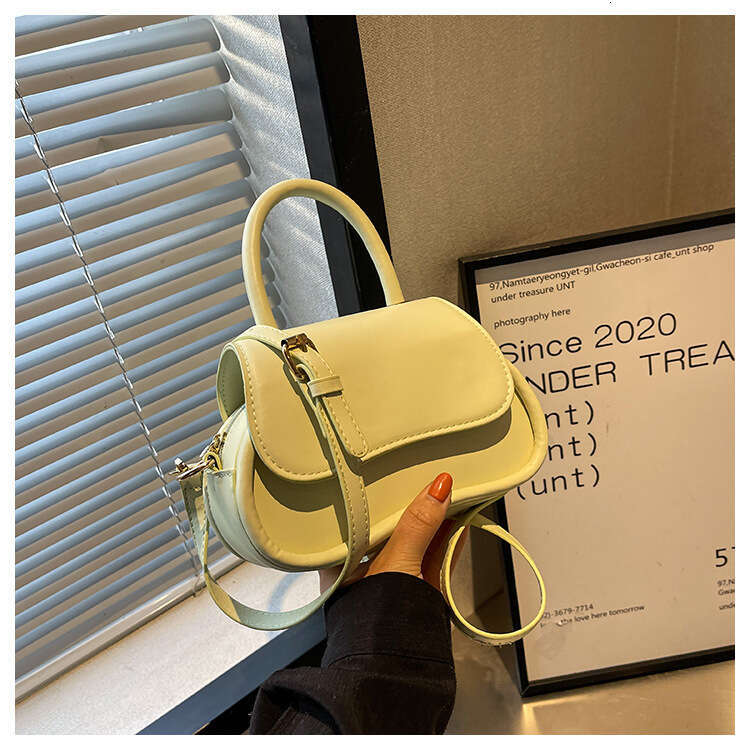 Girl 2023 Internet Celebrity Live Streaming Room Small Square Korean Edition Texture Travel Essential High Luxury Single Shoulder Bag Trend