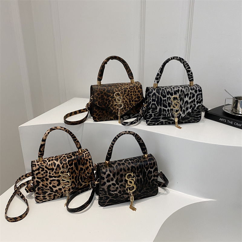 This year s popular women s shoulder autumn new minimalist art handbag designer fashion leopard print slanted small square bag bag
