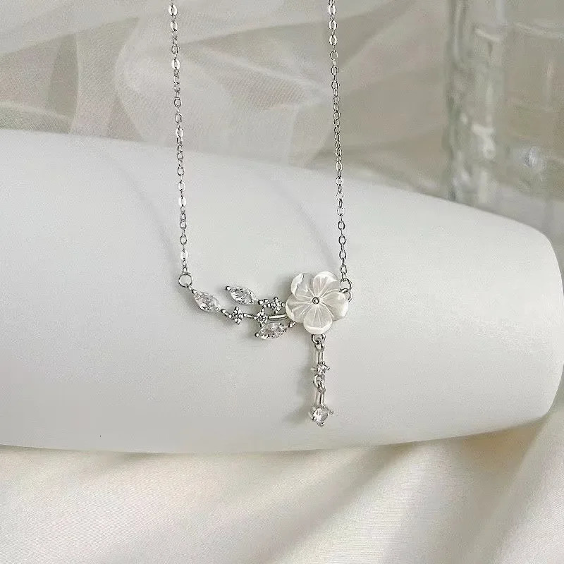 Fashion Sakura Zircon Pendant Necklace for Women Sweet Charm Clavicle Chain Jewelry Gifts 241220