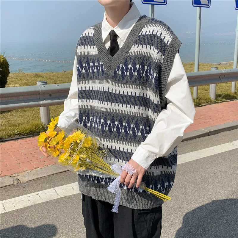 Men Sweater Vest Vintage Preppy Style Sleeveless Clothing Knitted V-neck Loose Jacquard Jumpers Harajuku Warm Outwear Autumn InsXJ241221