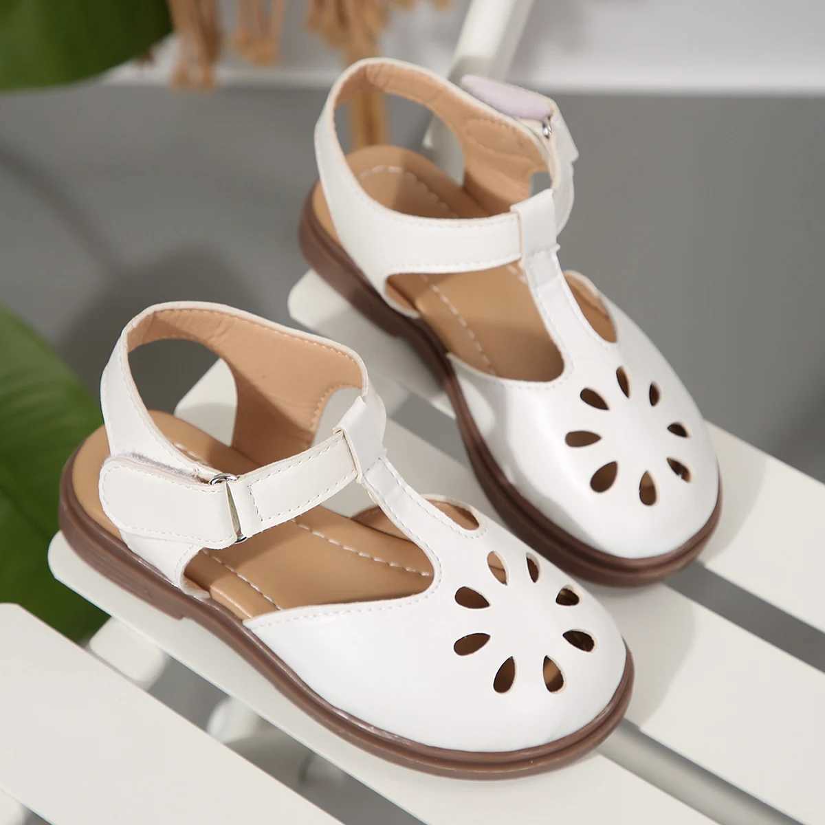 Sneakers Woven hollow PU strap design flat-soled cute flower hole sandals suitable for various summer festivals H241221