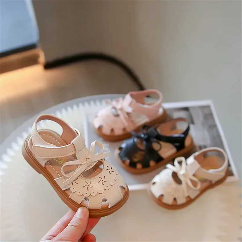Sneakers Summer Girls Flat Sandals Hollow Breathable Comfortable Upper Buckle Decoration Soft Bottom Non-slip Childrens Shoes H241221
