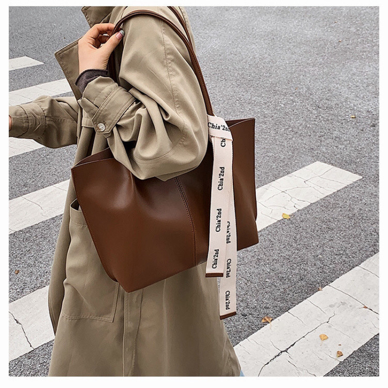 Large leisure capacity new fashionable women s multifunctional niche shoulder designer feeling big girl trend commuting handbag