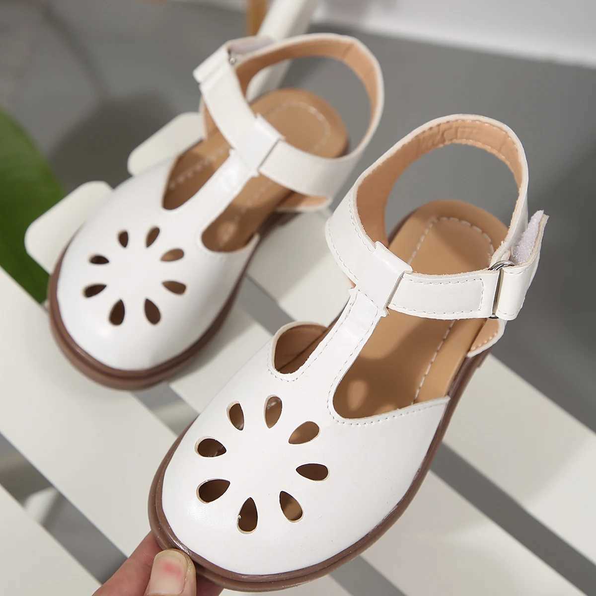 Sneakers Woven hollow PU strap design flat-soled cute flower hole sandals suitable for various summer festivals H241221