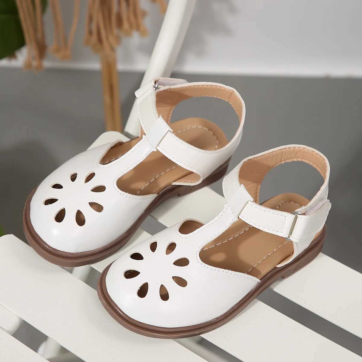 Sneakers Woven hollow PU strap design flat-soled cute flower hole sandals suitable for various summer festivals H241221