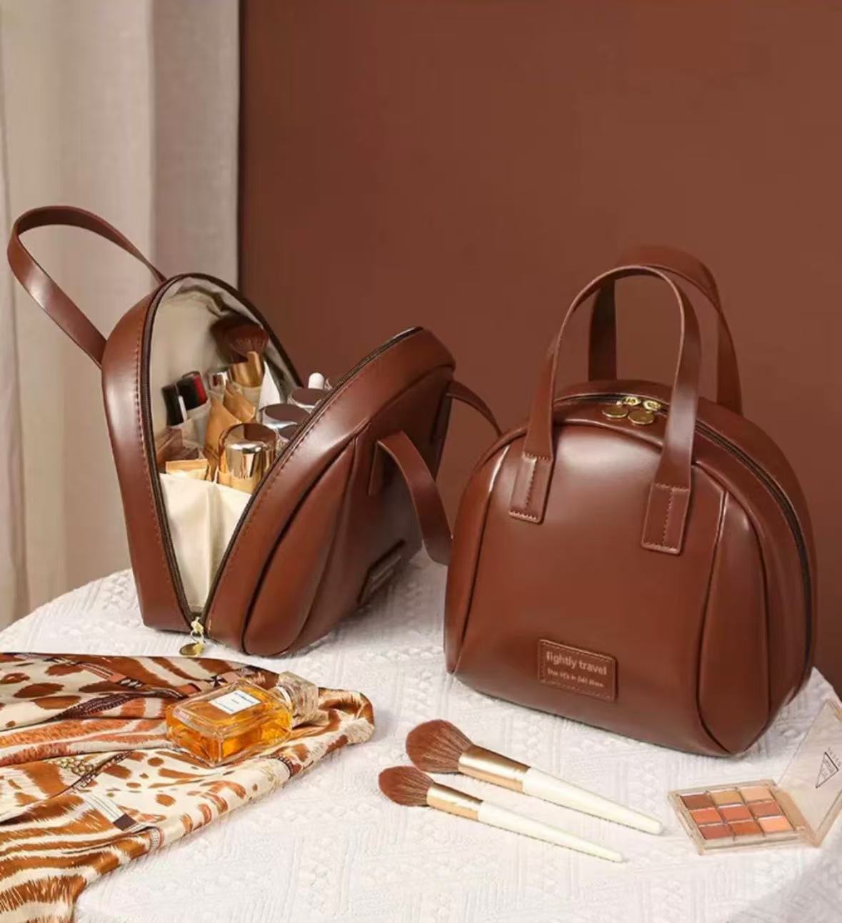 2024 The latest dry and wet separation large capacity makeup bag