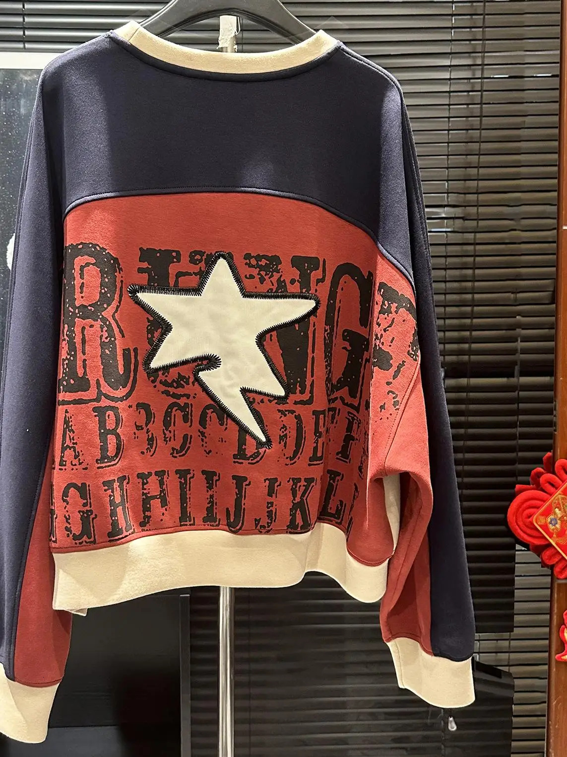 2024 Autumn And Winter New Heavy Industry Sequin Printing Crew Neck Color Matching Sweatshirts Women Loose Fashion Pullover Tops