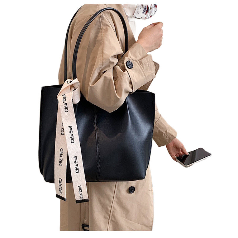 Large leisure capacity new fashionable women s multifunctional niche shoulder designer feeling big girl trend commuting handbag