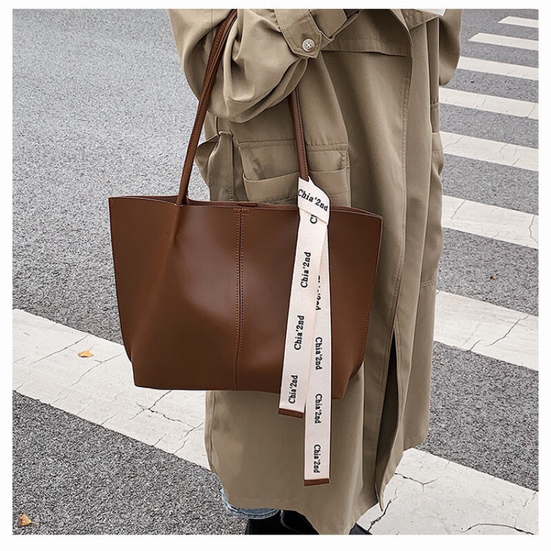 Large leisure capacity new fashionable women s multifunctional niche shoulder designer feeling big girl trend commuting handbag