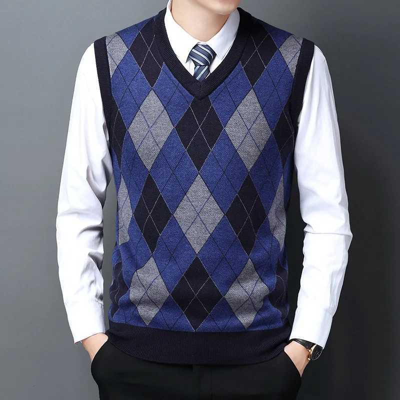 Middle-aged Mens Pullover Sweater Fashion Trend Color Diamond Plaid Sleeveless Vest in Autumn and WinterXJ241221
