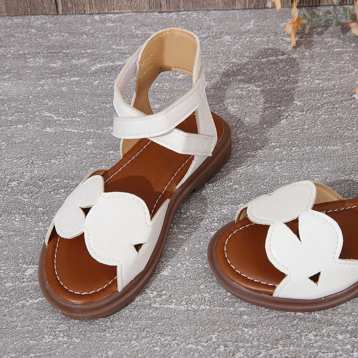 Sneakers Girls sandals new summer medium and large children princess shoes baby soft bottom sandals H241221