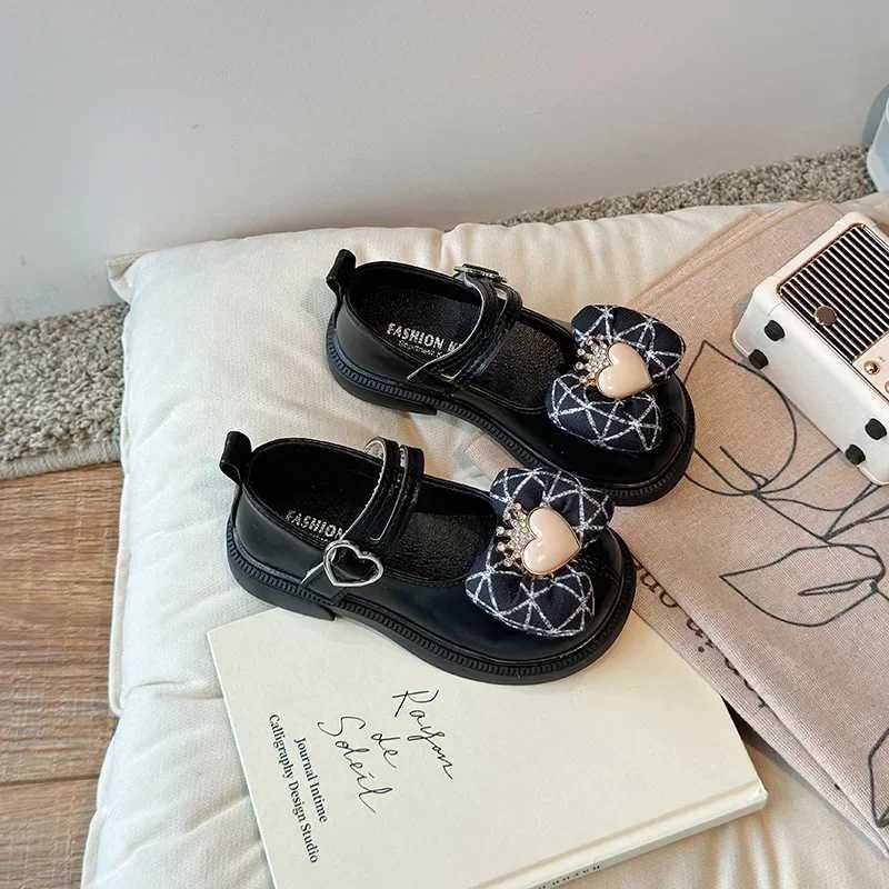 Sneakers Childrens Leather Shoes Sweet Heart Crown Elegant Girl Princess Shoes Fashion Chic Kids Causal School Mary Jane Shoes Versatile H241221