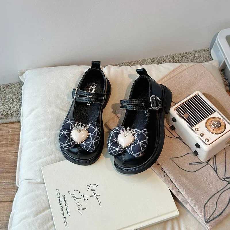 Sneakers Childrens Leather Shoes Sweet Heart Crown Elegant Girl Princess Shoes Fashion Chic Kids Causal School Mary Jane Shoes Versatile H241221