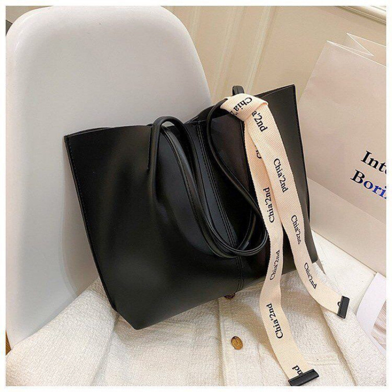 Large leisure capacity new fashionable women s multifunctional niche shoulder designer feeling big girl trend commuting handbag