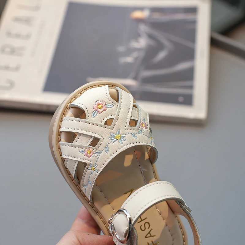 Sneakers Fashion Children Sandals Beige Cover Toe Soft Bottom Girls Beach Shoes Middle Large Childrens Outdoor Casual Beach Kids Sandals H241221
