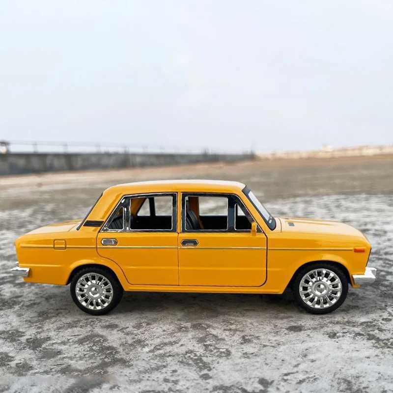 1 18 LADA 2106 Alloy Die Cast Toy Car Model Sound and Light Childrens Toy Collectibles Birthday giftXJ241221