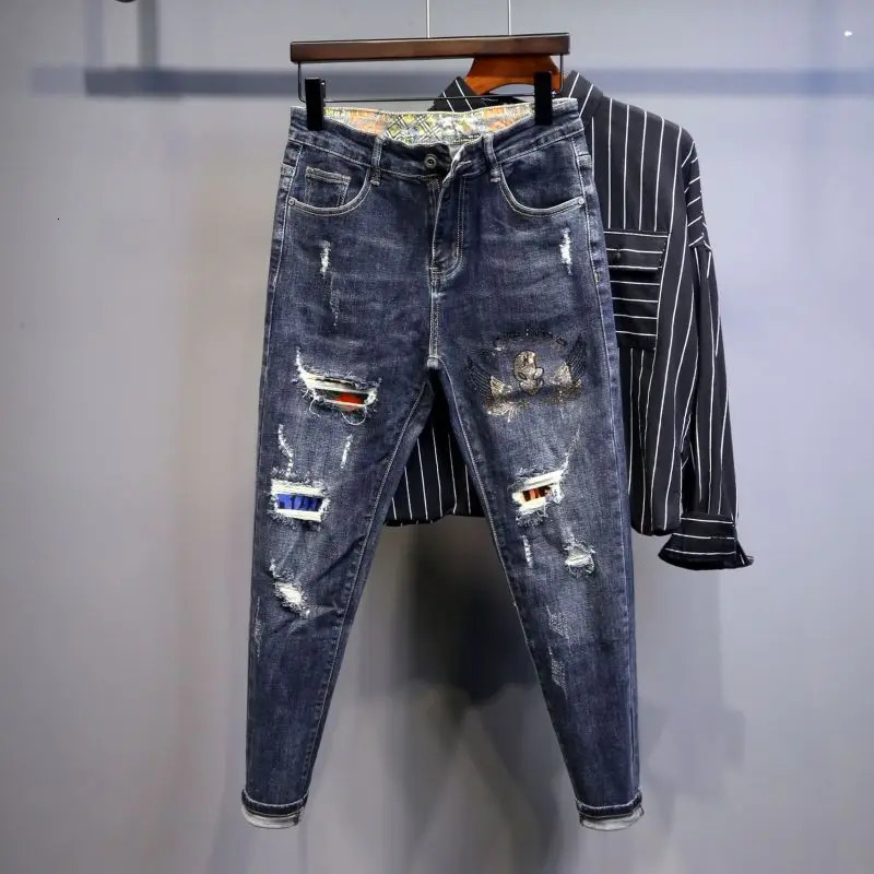 Trousers Tapered Broken Jeans for Men with Holes Male Cowboy Pants Ripped Torn Rhinestones ner Korean Fashion Stylish Denim 241218