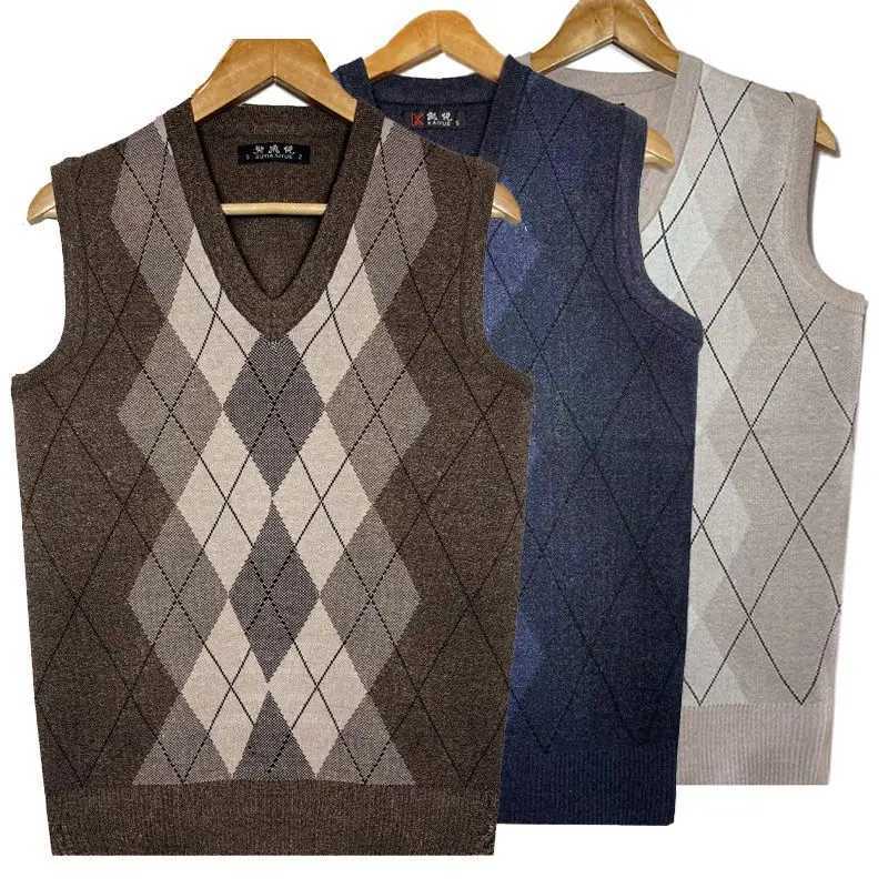 Sweater Man V Neck Solid Color Waistcoat Diamond Grid Knit Vests for Men Cheap New in High Quality Cashmere Open Top Elegant Y2kXJ241221