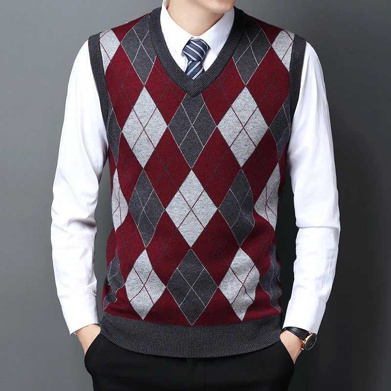 Middle-aged Mens Pullover Sweater Fashion Trend Color Diamond Plaid Sleeveless Vest in Autumn and WinterXJ241221