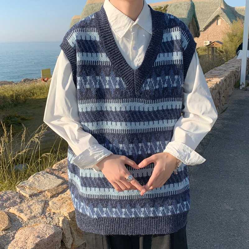 Men Sweater Vest Vintage Preppy Style Sleeveless Clothing Knitted V-neck Loose Jacquard Jumpers Harajuku Warm Outwear Autumn InsXJ241221