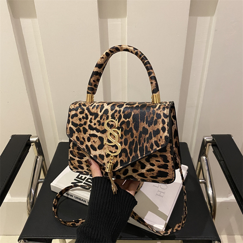 This year s popular women s shoulder autumn new minimalist art handbag designer fashion leopard print slanted small square bag bag