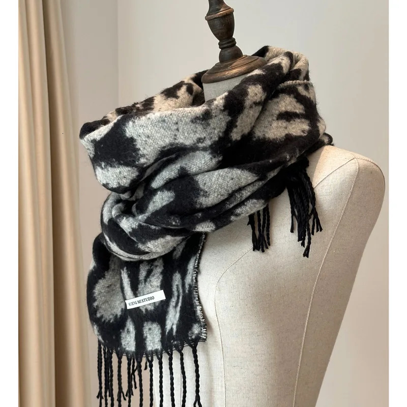 Fashion Spotted Leopard Cashmere Scarf Winter Women Wool Shawl Neckerchief 241220