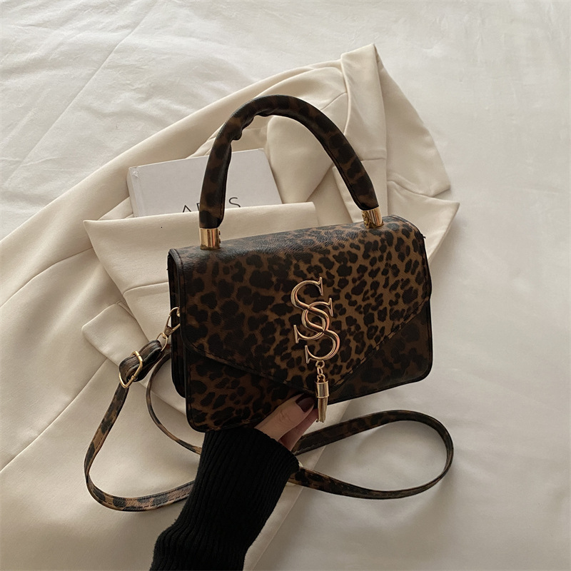 This year s popular women s shoulder autumn new minimalist art handbag designer fashion leopard print slanted small square bag bag