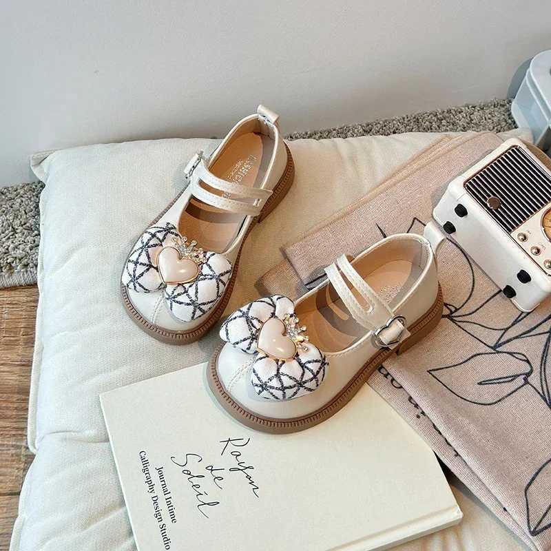 Sneakers Childrens Leather Shoes Sweet Heart Crown Elegant Girl Princess Shoes Fashion Chic Kids Causal School Mary Jane Shoes Versatile H241221