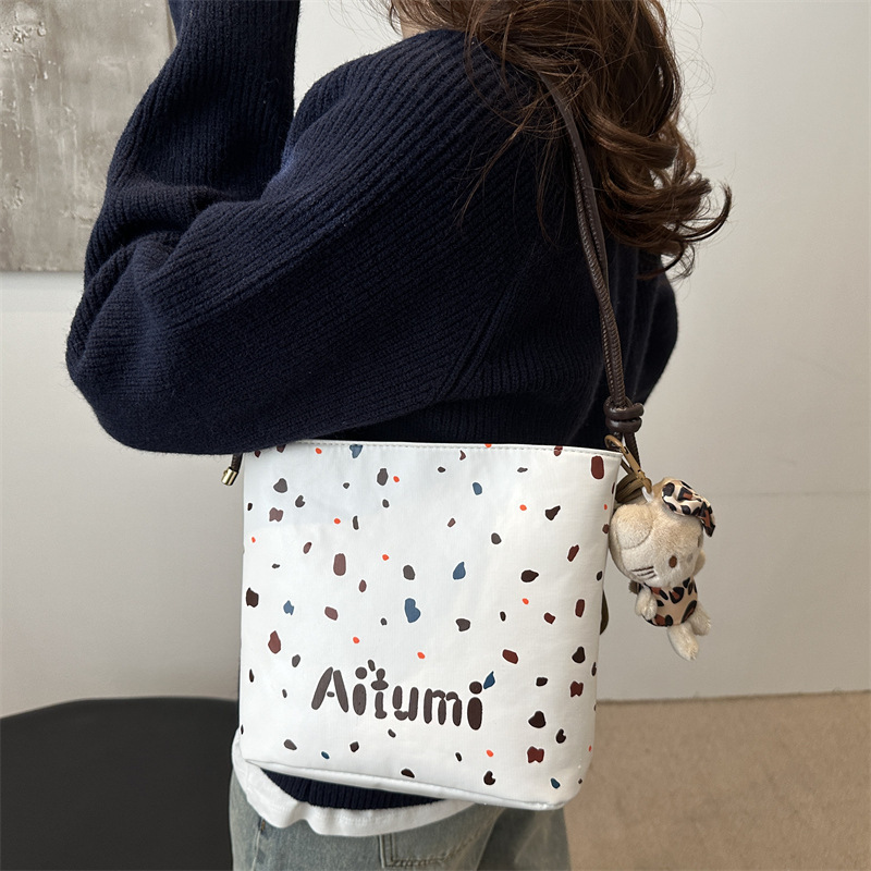 Women s New Fashionable Texture Handbag Color Polka Dot Western Korean Edition Crossbody Bag Designer Simple Commuter Bucket Bag Trend bag