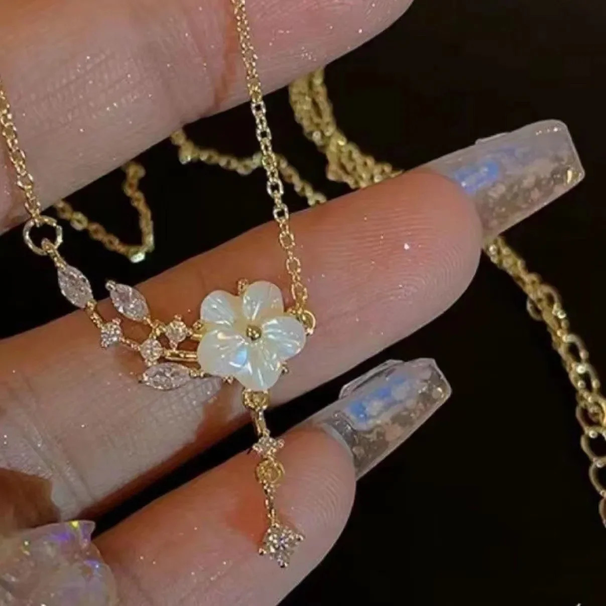 Fashion Sakura Zircon Pendant Necklace for Women Sweet Charm Clavicle Chain Jewelry Gifts 241220
