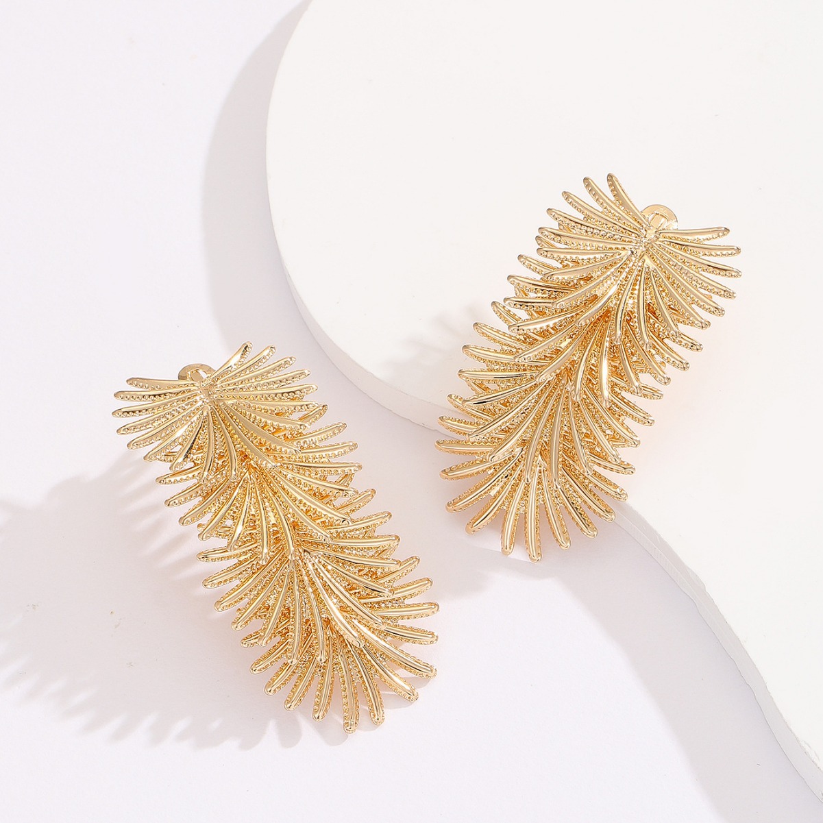 Luxury Gold Geometry Leaf Dangle Earrings with Sophisticated Design