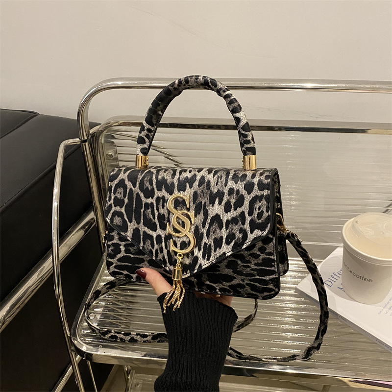 This year s popular women s shoulder autumn new minimalist art handbag designer fashion leopard print slanted small square bag bag