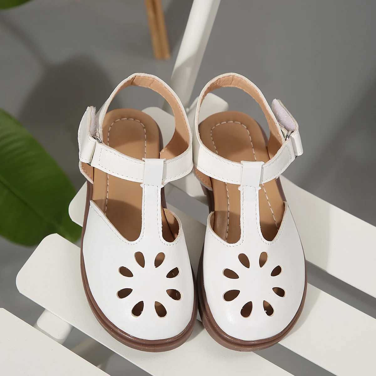 Sneakers Woven hollow PU strap design flat-soled cute flower hole sandals suitable for various summer festivals H241221