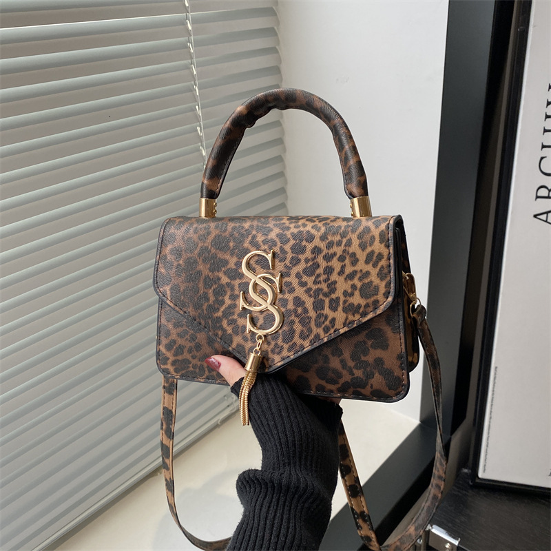 This year s popular women s shoulder autumn new minimalist art handbag designer fashion leopard print slanted small square bag bag