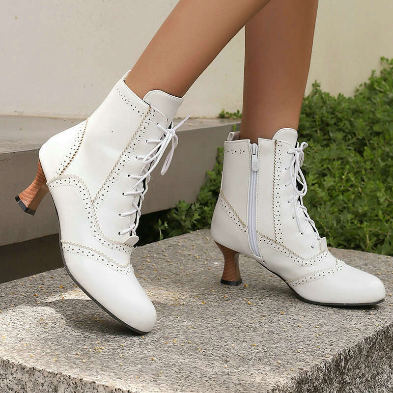 British Style Women's Short With Burnt Flower Hollow Round Head, Thick Heel, High Heels, Front Tie And Ankle, Fashionable Martin Boots