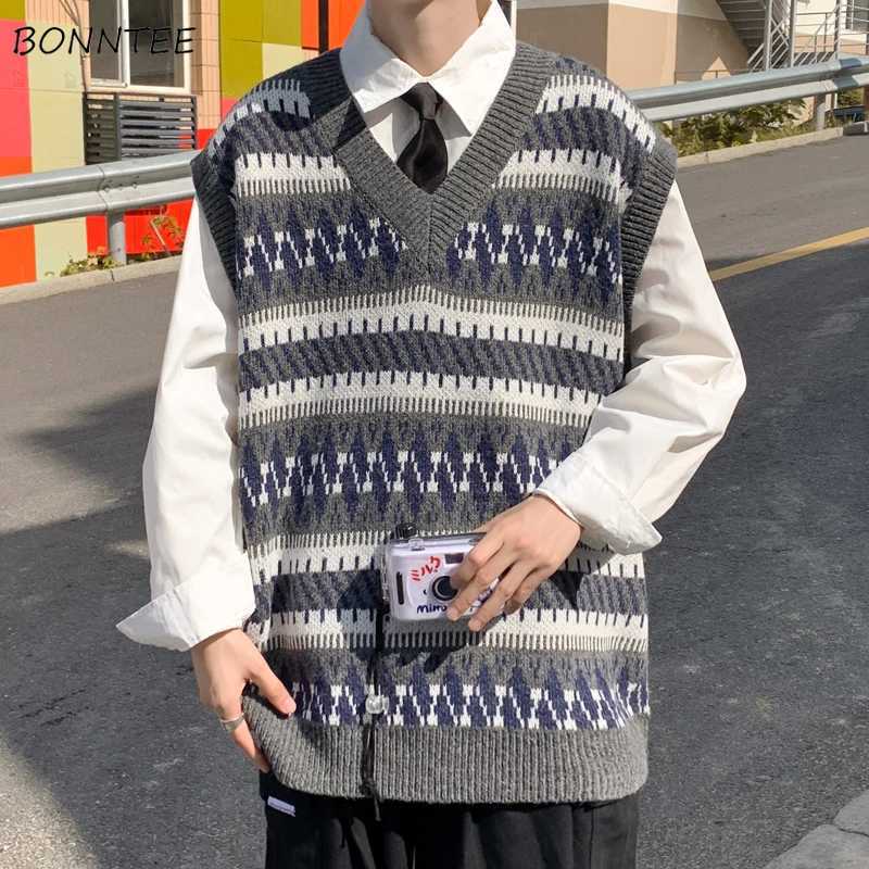 Men Sweater Vest Vintage Preppy Style Sleeveless Clothing Knitted V-neck Loose Jacquard Jumpers Harajuku Warm Outwear Autumn InsXJ241221