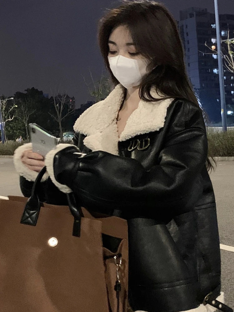 Korean Female Street wear Outwear Retro Thick Warm Leather Coat Winter Woman Plush Loose Fur Integrated Lapel Long Sleeve Jacket 241216