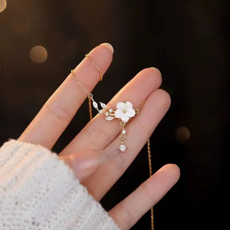 Fashion Sakura Zircon Pendant Necklace for Women Sweet Charm Clavicle Chain Jewelry Gifts 241220