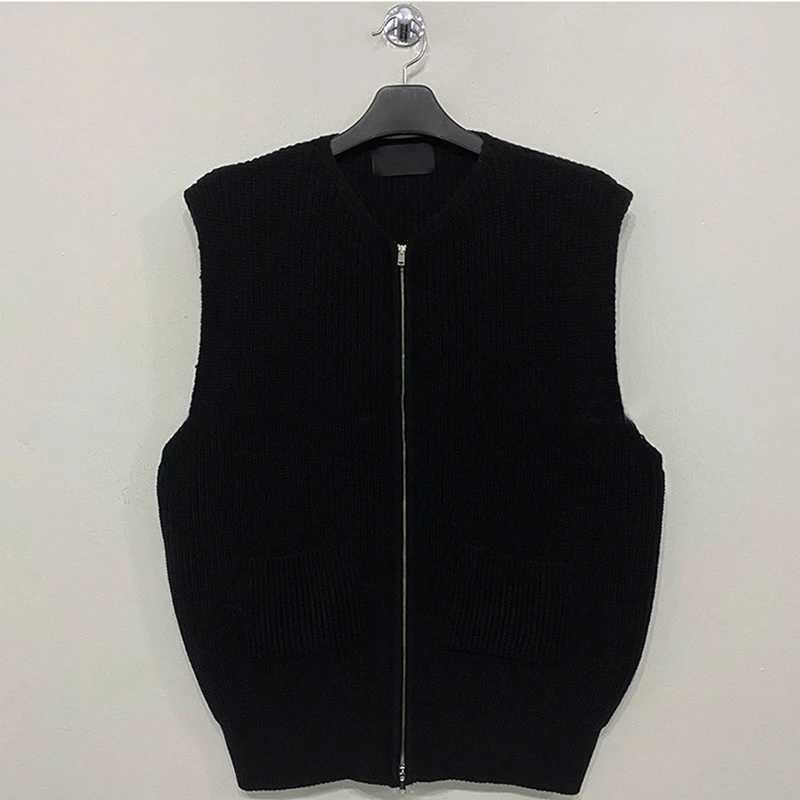 Mens Knitted Sleeveless Zipper Sweater Casual Luxury Clothing Waistcoat Tide Port Style Leisure Pullover Spring Retro KnitwearXJ241221