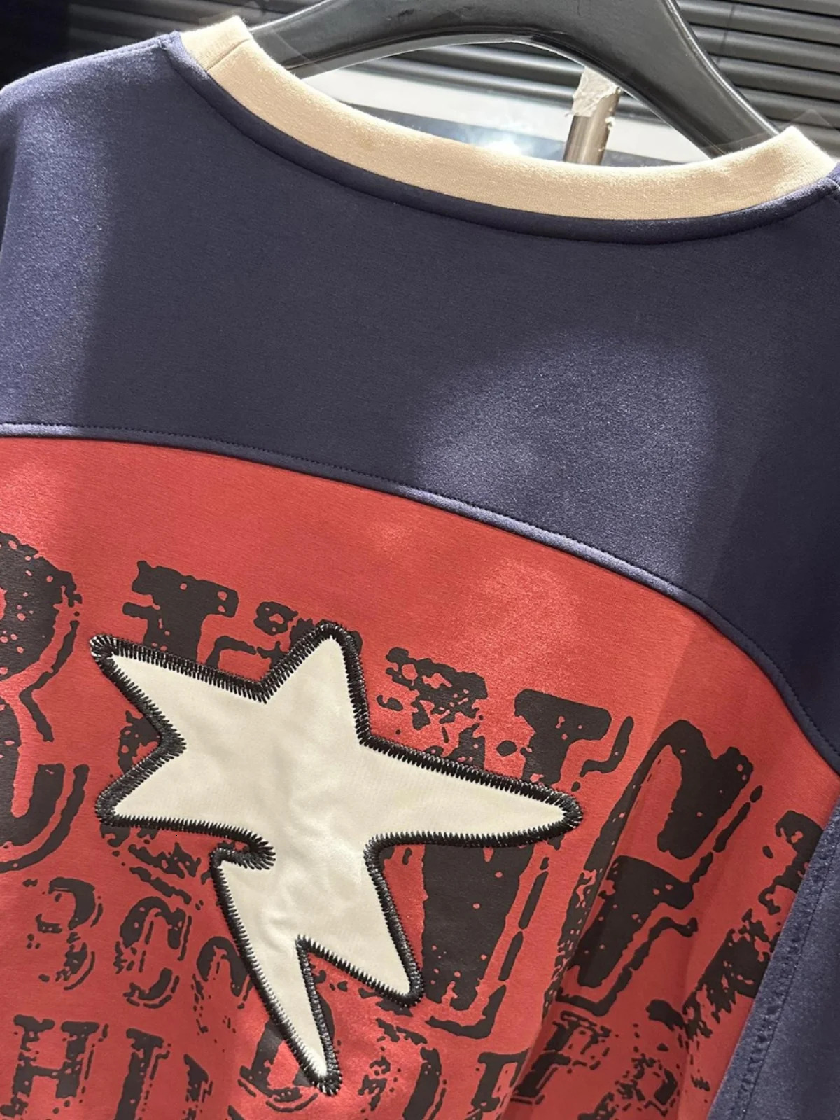 2024 Autumn And Winter New Heavy Industry Sequin Printing Crew Neck Color Matching Sweatshirts Women Loose Fashion Pullover Tops