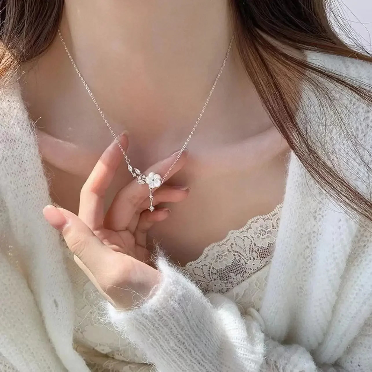 Fashion Sakura Zircon Pendant Necklace for Women Sweet Charm Clavicle Chain Jewelry Gifts 241220