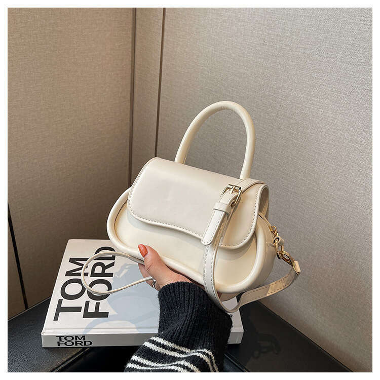 Girl 2023 Internet Celebrity Live Streaming Room Small Square Korean Edition Texture Travel Essential High Luxury Single Shoulder Bag Trend