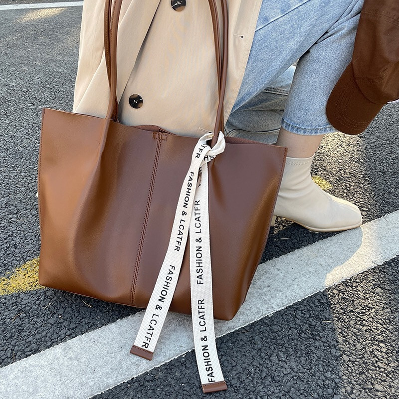 Large leisure capacity new fashionable women s multifunctional niche shoulder designer feeling big girl trend commuting handbag