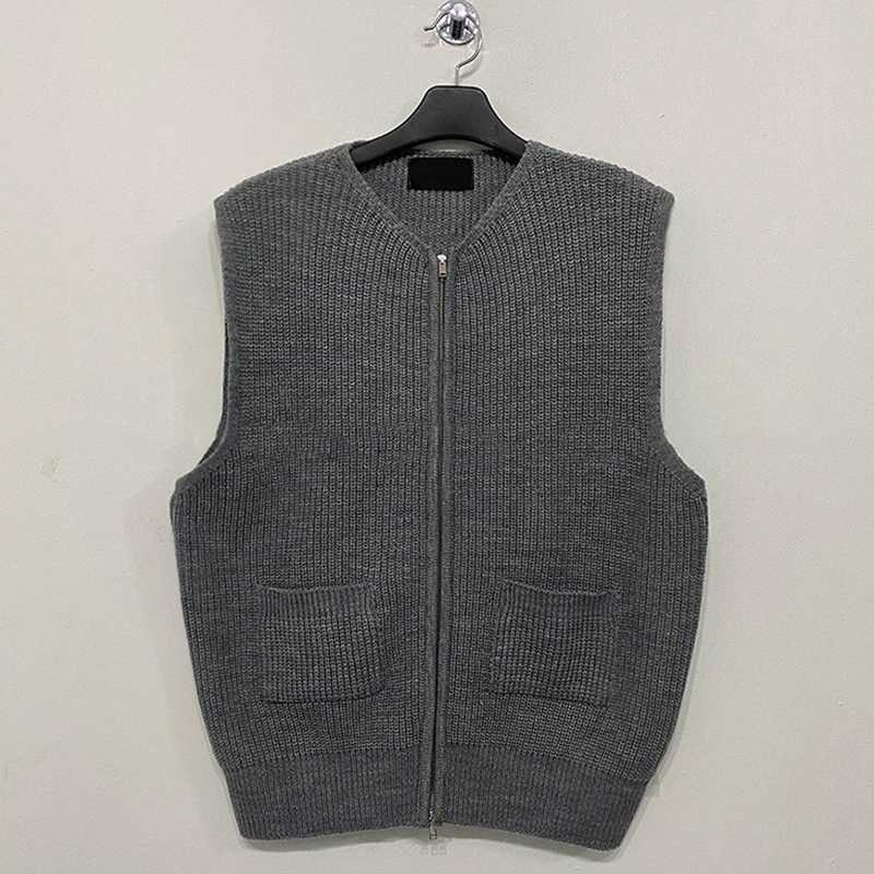 Mens Knitted Sleeveless Zipper Sweater Casual Luxury Clothing Waistcoat Tide Port Style Leisure Pullover Spring Retro KnitwearXJ241221
