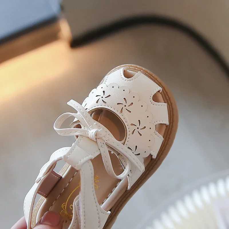 Sneakers Summer Girls Flat Sandals Hollow Breathable Comfortable Upper Buckle Decoration Soft Bottom Non-slip Childrens Shoes H241221