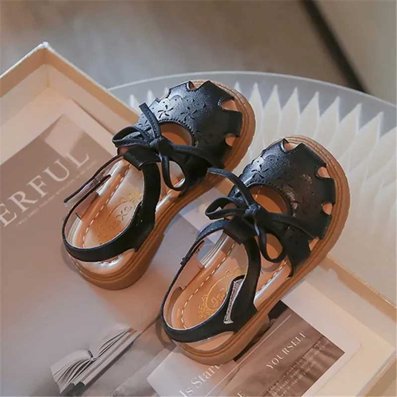 Sneakers Summer Girls Flat Sandals Hollow Breathable Comfortable Upper Buckle Decoration Soft Bottom Non-slip Childrens Shoes H241221