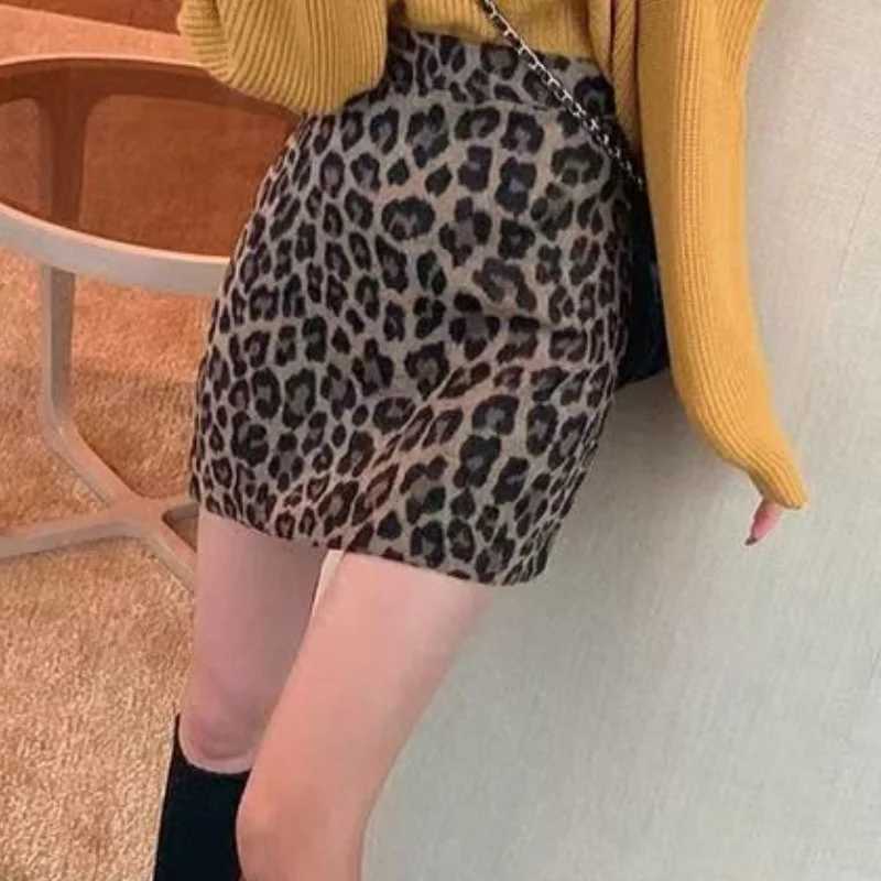 Slim Sexy Womens Short Skirts Sexy Leopard Club Mini Skirt Retro Trend A-Line Skirt All-Match High Waist Chic Skirt Y2k ClothesXJ241221