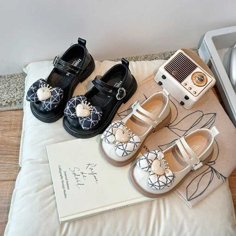 Sneakers Childrens Leather Shoes Sweet Heart Crown Elegant Girl Princess Shoes Fashion Chic Kids Causal School Mary Jane Shoes Versatile H241221