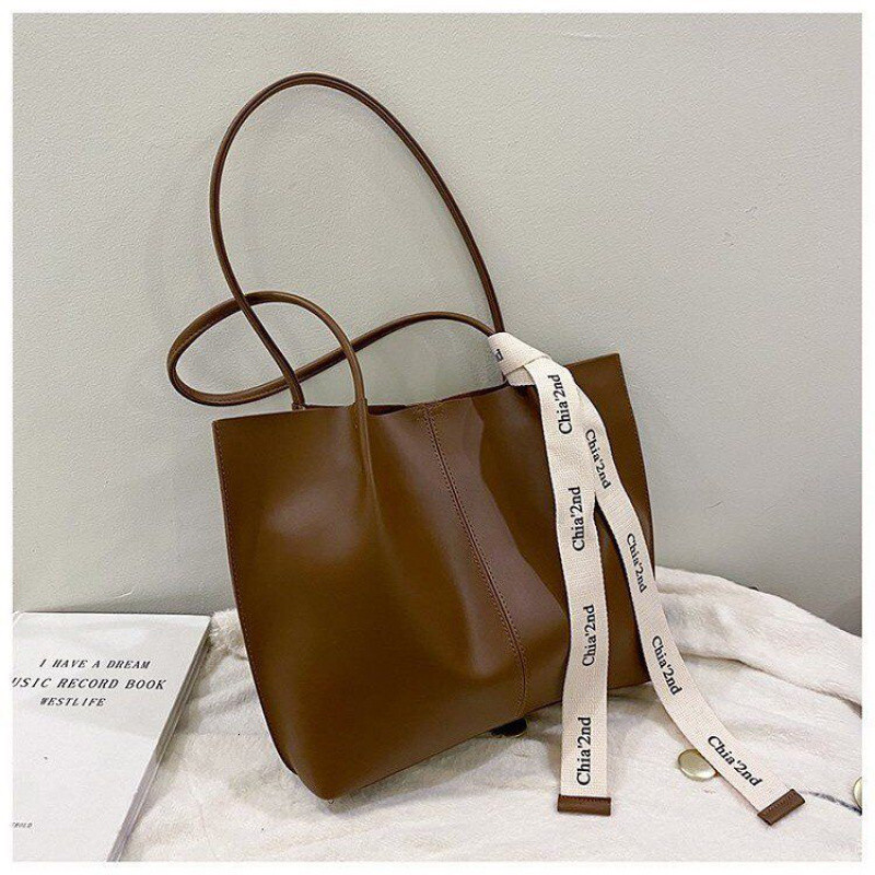 Large leisure capacity new fashionable women s multifunctional niche shoulder designer feeling big girl trend commuting handbag